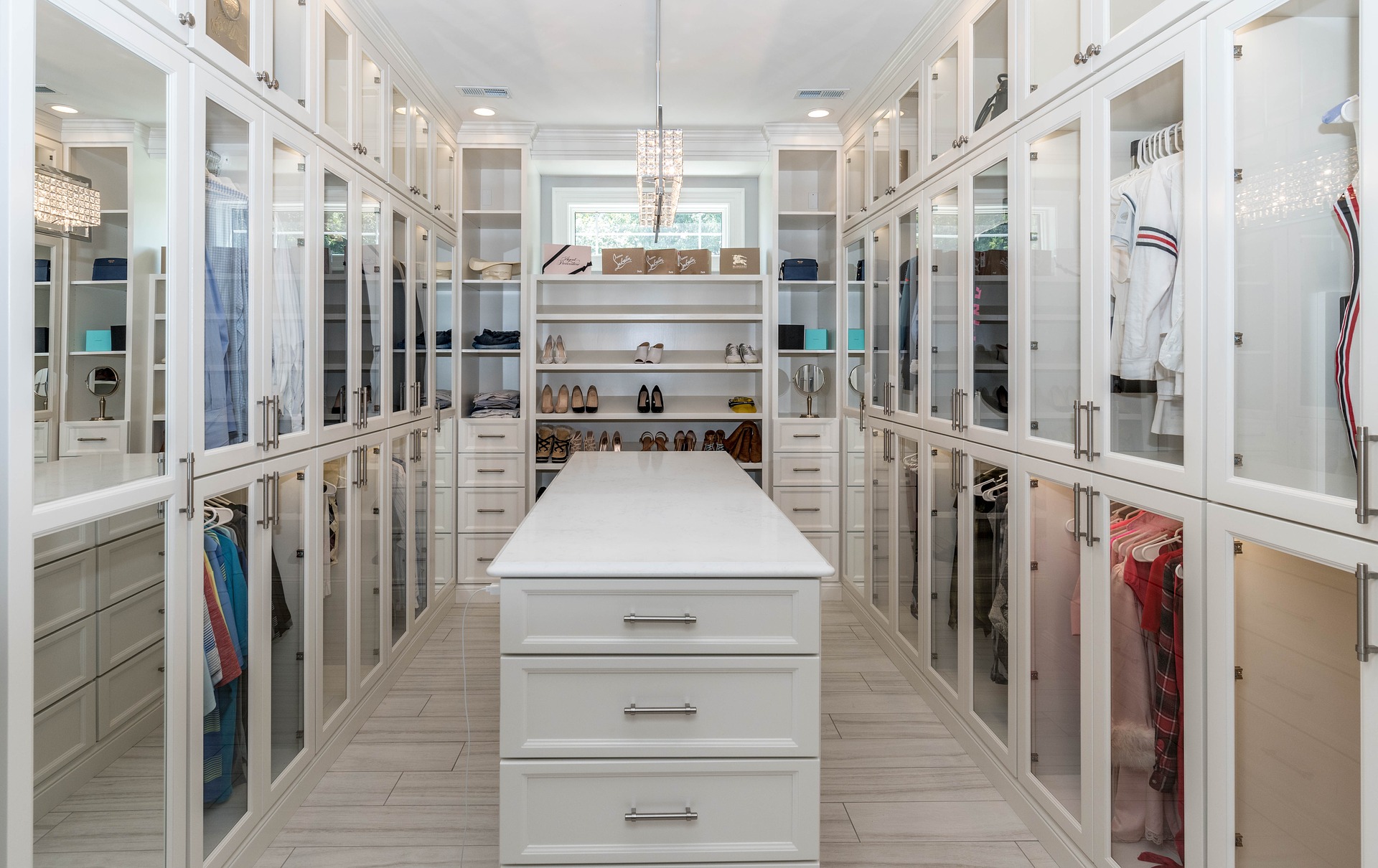 Dressing sur mesure : comment optimiser chaque centim&egrave;tre carr&eacute; dans un petit espace ? Saint-Louis