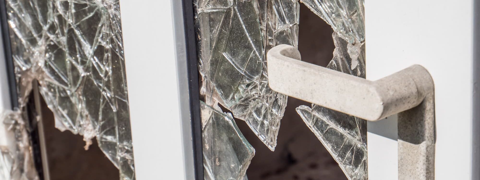 ADOBESTOCK_218056922 2000X750 | Menuiserie amouroux Vitre fissurée, volet bloqué, serrure cassée : quand faire appel à un service de réparation d’urgence ? Audincourt