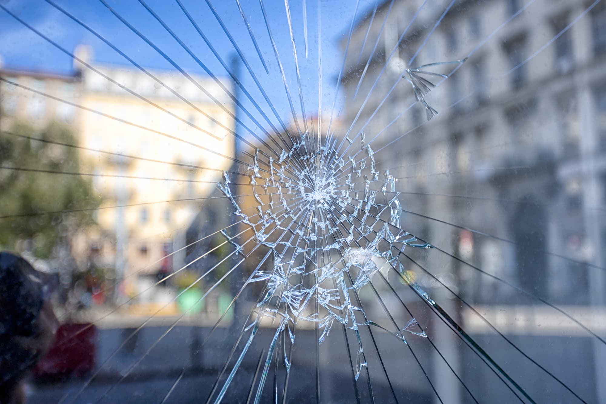 ADOBESTOCK_372670630 | Menuiserie amouroux Vitre fissurée, volet bloqué, serrure cassée : quand faire appel à un service de réparation d’urgence ? Audincourt 0